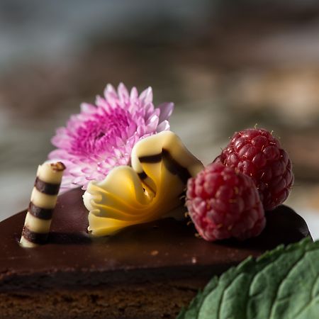 Grand Hotel London Varna Exteriér fotografie A chocolate cake