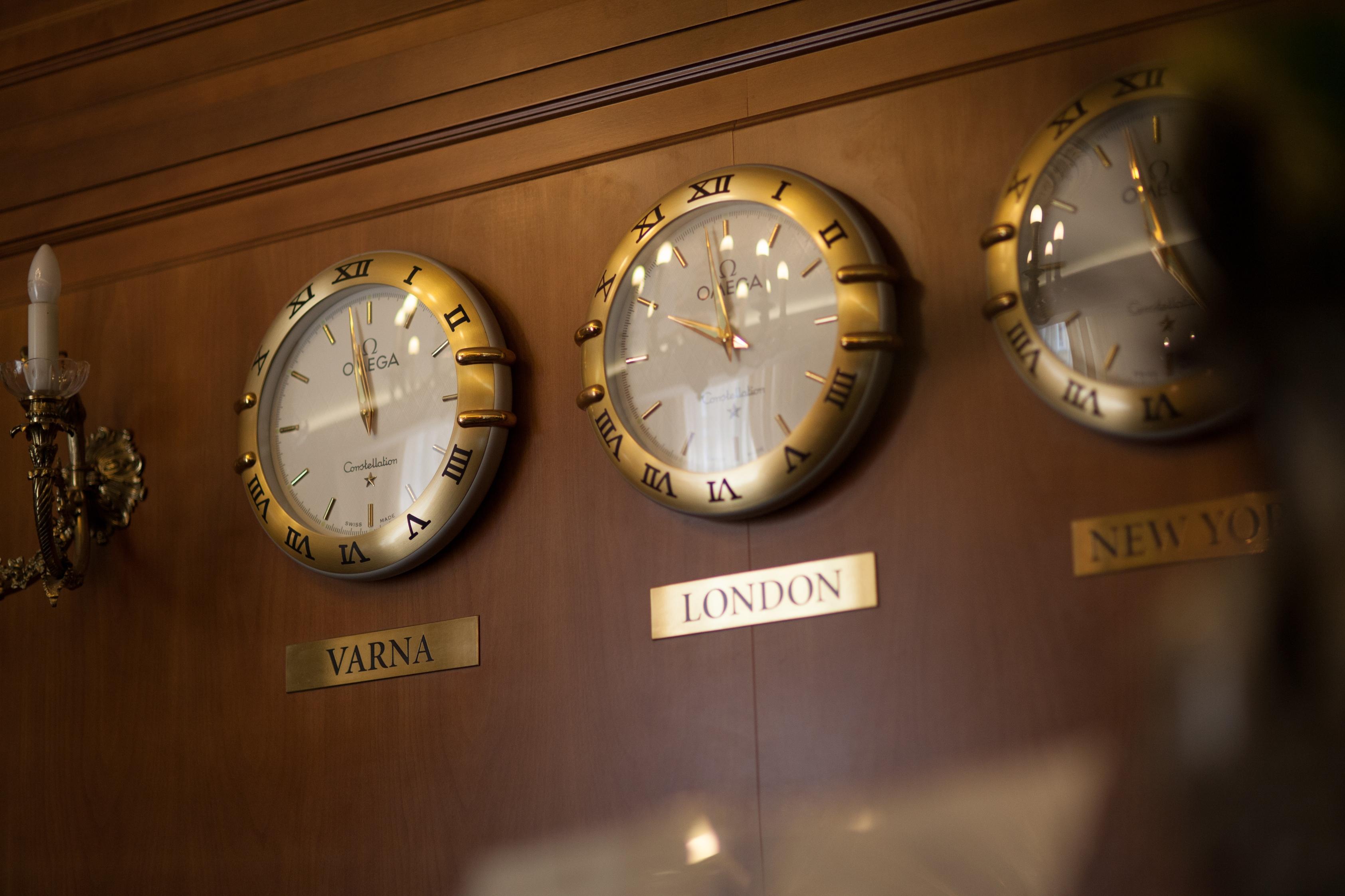 Grand Hotel London Varna Exteriér fotografie Clocks on board a ship