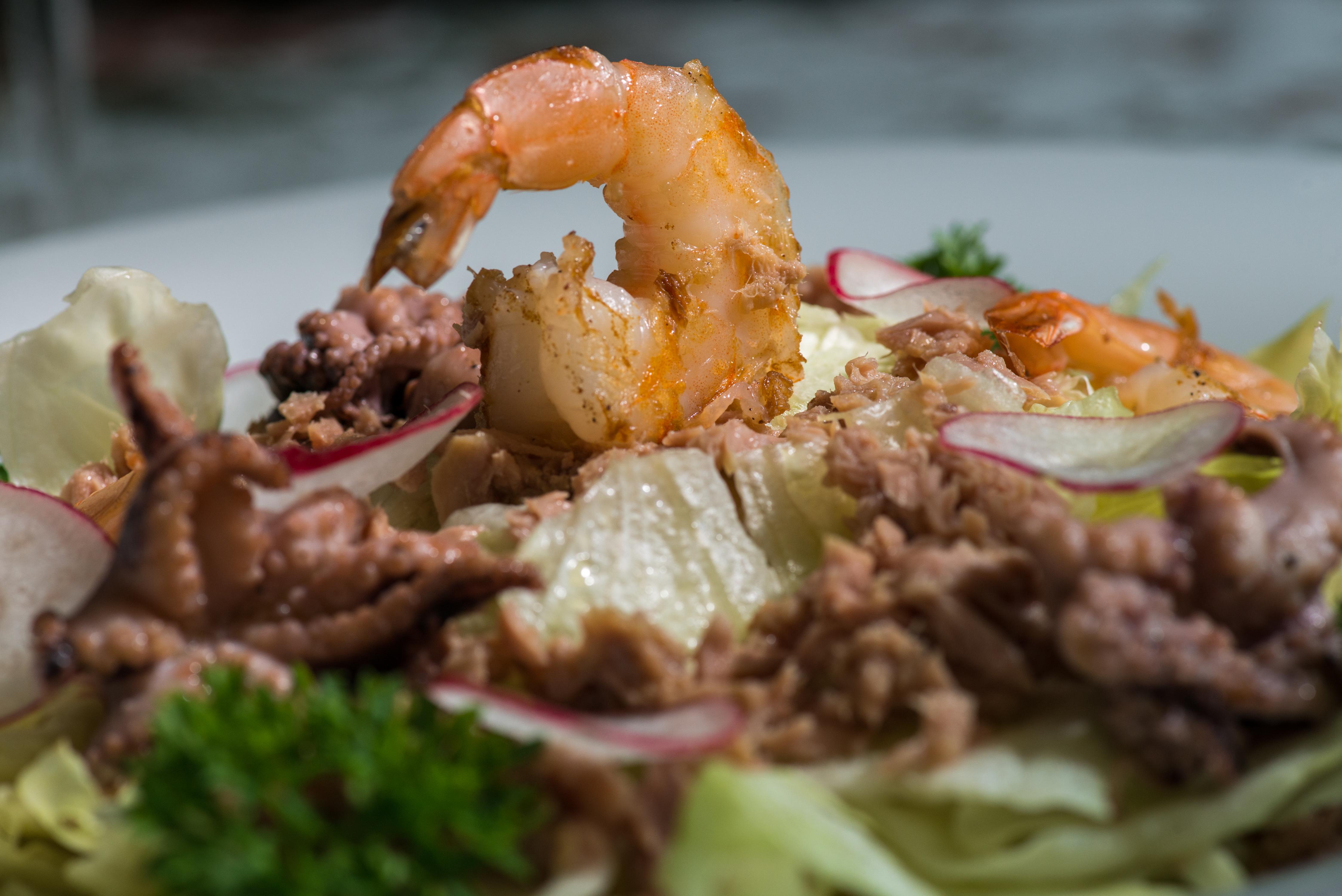 Grand Hotel London Varna Exteriér fotografie Shrimp and octopus salad