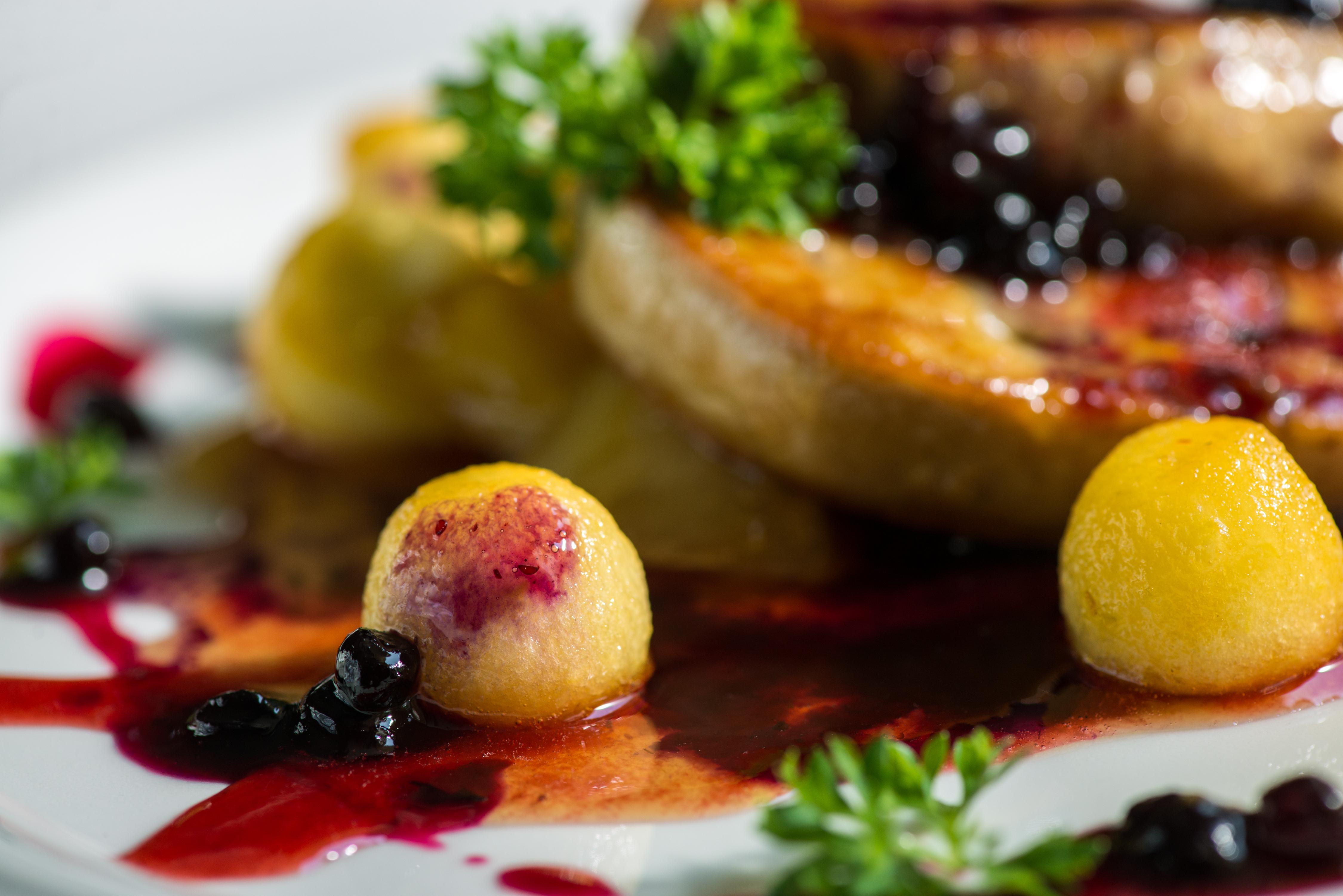 Grand Hotel London Varna Exteriér fotografie A close-up of a plate of fruit