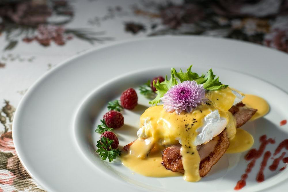 Grand Hotel London Varna Exteriér fotografie A dish of duck confit with a sauce of orange juice, honey, and mustard