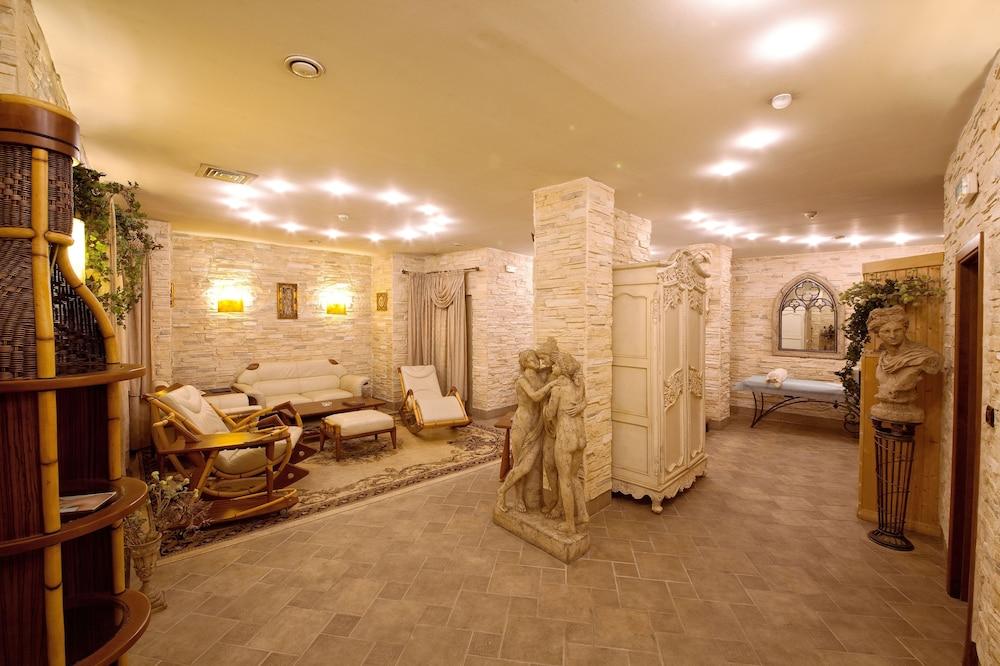 Grand Hotel London Varna Exteriér fotografie A salt cave in the United States