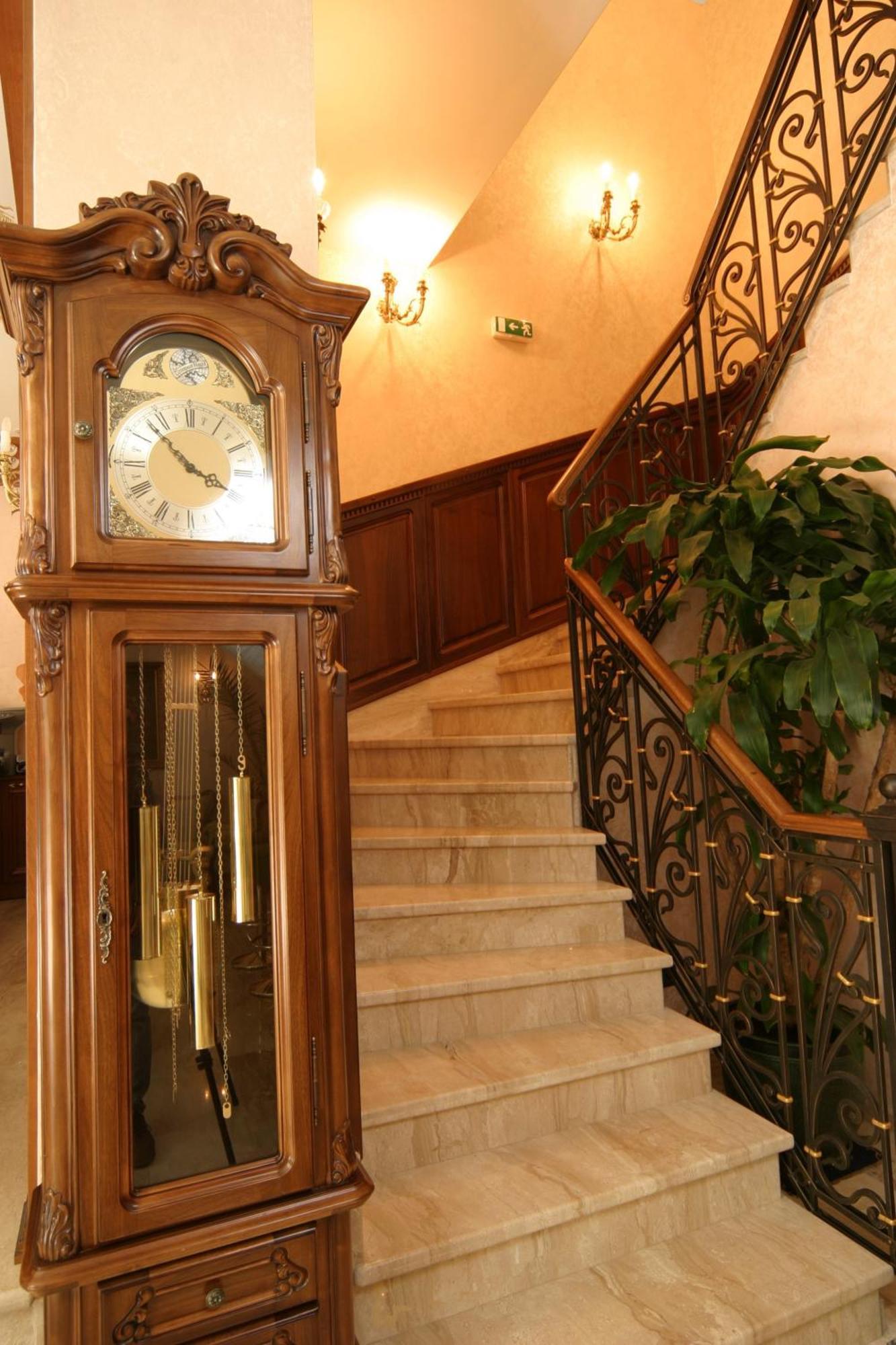 Grand Hotel London Varna Exteriér fotografie A grandfather clock