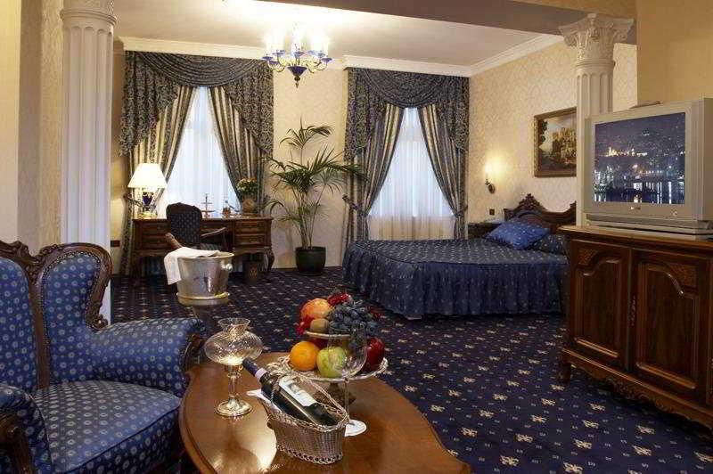 Grand Hotel London Varna Exteriér fotografie A typical hotel room