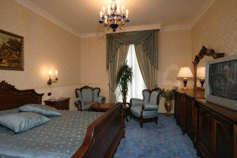 Grand Hotel London Varna Pokoj fotografie A room at the hotel
