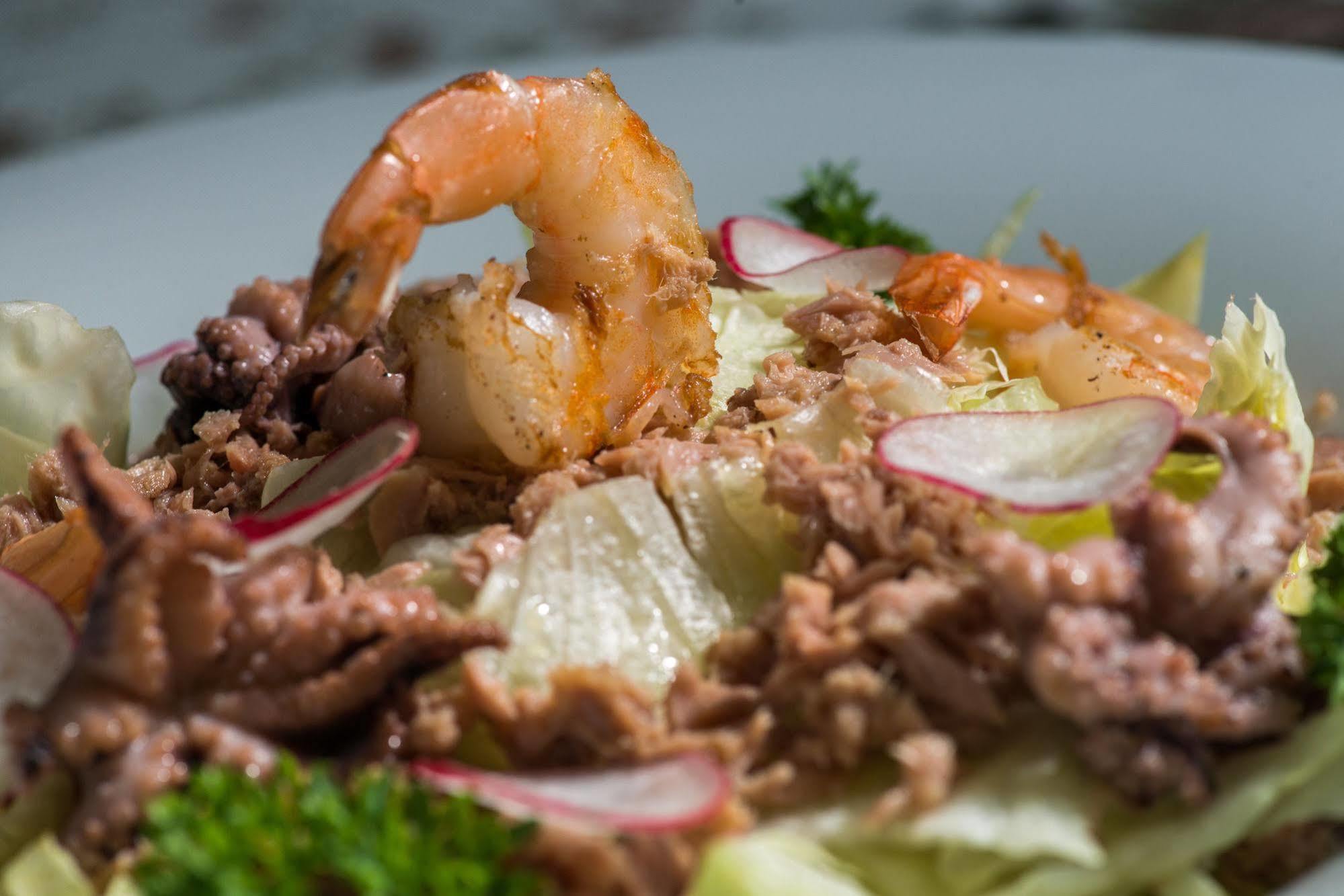 Grand Hotel London Varna Exteriér fotografie Seafood salad