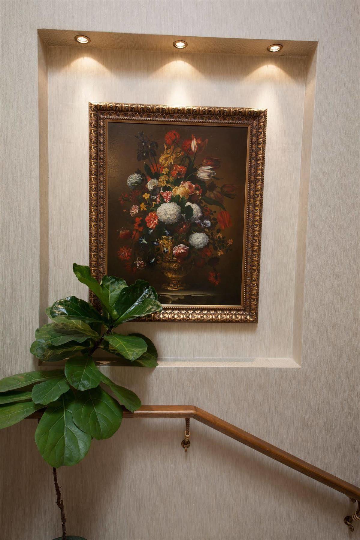 Grand Hotel London Varna Exteriér fotografie Ficus lyrata in a home