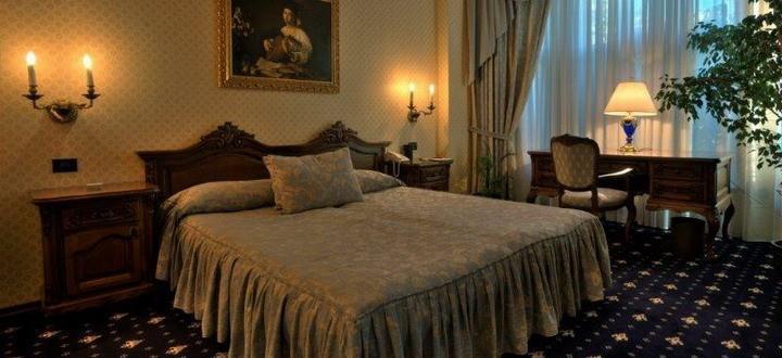 Grand Hotel London Varna Pokoj fotografie A bedroom at the hotel