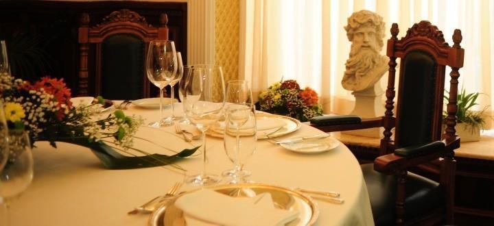 Grand Hotel London Varna Restaurace fotografie A table set for a meal